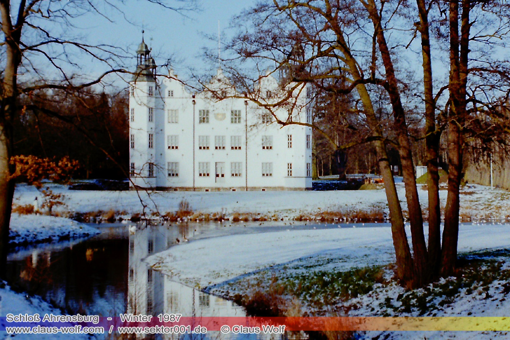 Das Schloss Ahrensburg befindet sich in der nach dem Schlossbezirk benannten Stadt Ahrensburg im s�dlichen Schleswig-Holstein, etwa 30 Kilometer nord�stlich des Hamburger Stadtzentrums Zitat: Wikipedia