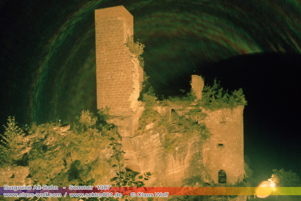 Die Burg Altdahn ist die Ruine einer Felsenburg im s�dlichen Pf�lzerwald, dem deutschen Teil des Wasgaus, knapp 1 km �stlich der rheinland-pf�lzischen Kleinstadt Dahn. Die Burg auf 337 m �. NHN geh�rt zur Dahner Burgengruppe, zu der noch die Burgen Grafendahn und Tanstein z�hlen. Die drei Burgen wurden zwar nicht gleichzeitig, aber direkt nebeneinander auf einem Bergr�cken errichtet.