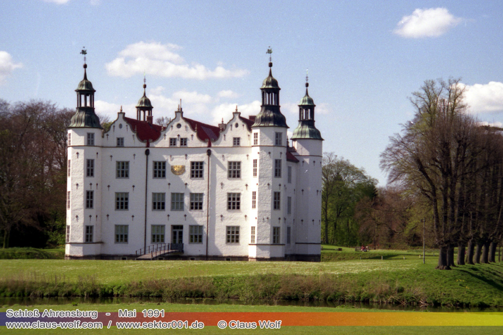 Das Schloss Ahrensburg befindet sich in der nach dem Schlossbezirk benannten Stadt Ahrensburg im s�dlichen Schleswig-Holstein, etwa 30 Kilometer nord�stlich des Hamburger Stadtzentrums Zitat: Wikipedia
