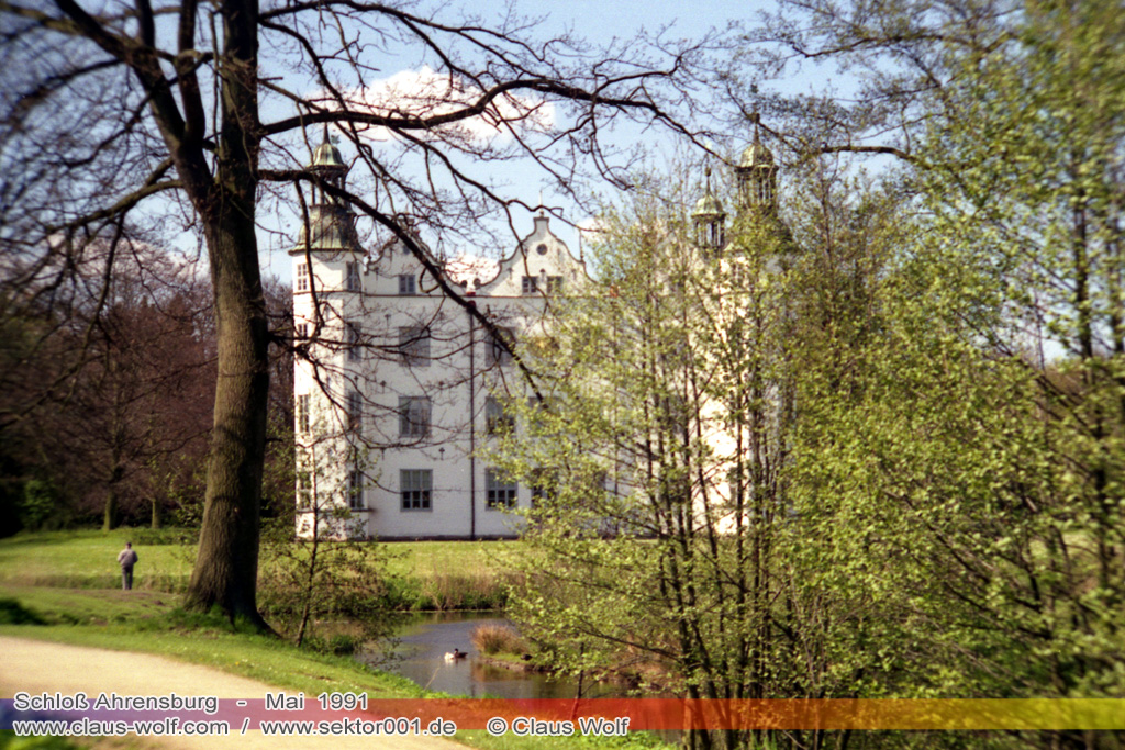 Das Schloss Ahrensburg befindet sich in der nach dem Schlossbezirk benannten Stadt Ahrensburg im s�dlichen Schleswig-Holstein, etwa 30 Kilometer nord�stlich des Hamburger Stadtzentrums Zitat: Wikipedia