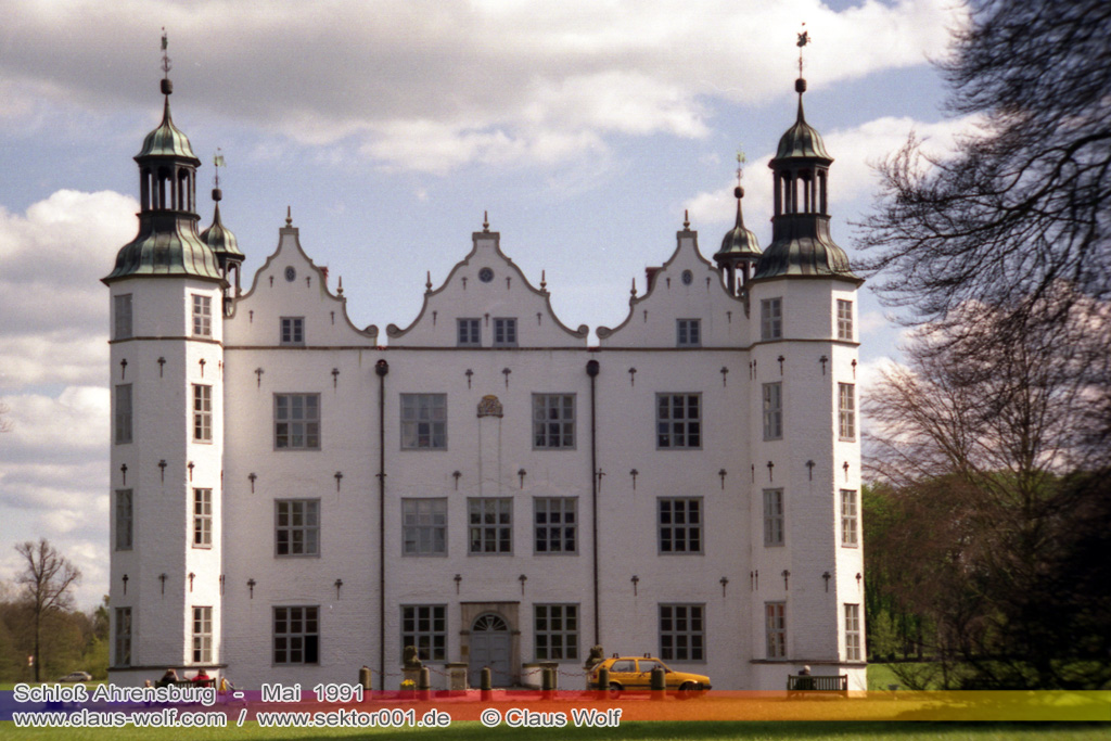 Das Schloss Ahrensburg befindet sich in der nach dem Schlossbezirk benannten Stadt Ahrensburg im s�dlichen Schleswig-Holstein, etwa 30 Kilometer nord�stlich des Hamburger Stadtzentrums Zitat: Wikipedia