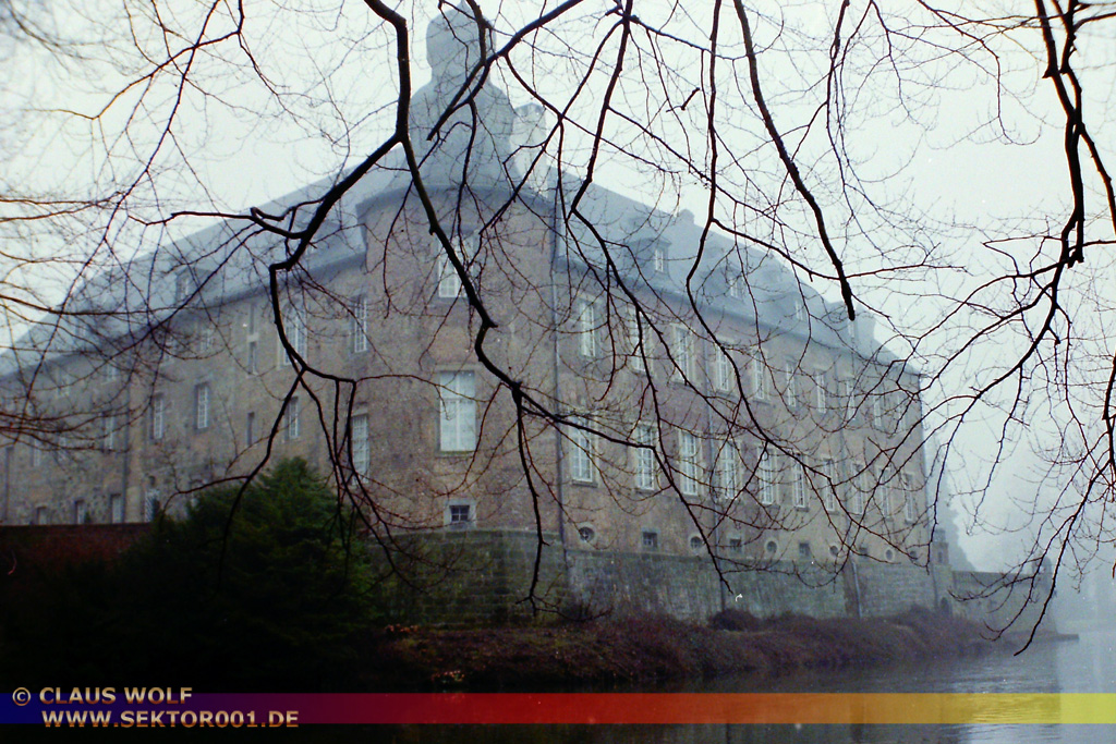 Das Schloss Dyck in J�chen ist eines der bedeutendsten Wasserschl�sser des Rheinlandes. Die Anlage besteht aus einer Hochburg und zwei Vorburgen, die von einem Wassergraben umgeben sind. Das Schloss verf�gt �ber ein dreifaches Grabensystem. Zitat: Wikipedia