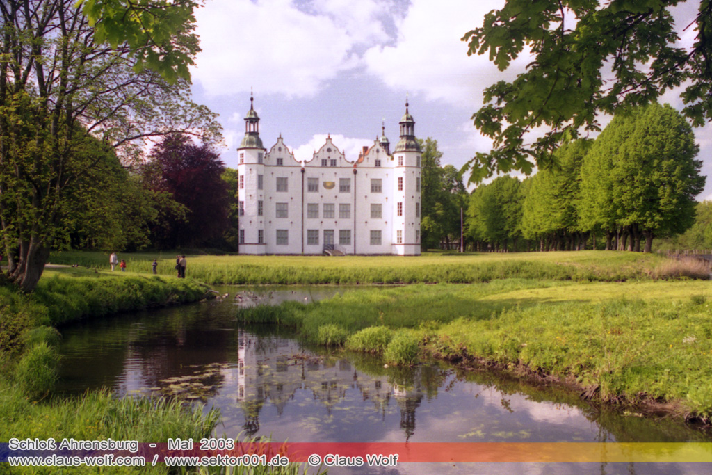 Das Schloss Ahrensburg befindet sich in der nach dem Schlossbezirk benannten Stadt Ahrensburg im s�dlichen Schleswig-Holstein, etwa 30 Kilometer nord�stlich des Hamburger Stadtzentrums Zitat: Wikipedia