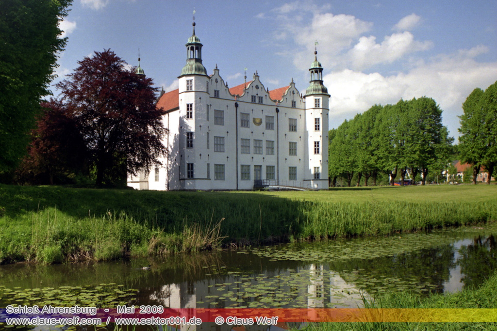 Das Schloss Ahrensburg befindet sich in der nach dem Schlossbezirk benannten Stadt Ahrensburg im s�dlichen Schleswig-Holstein, etwa 30 Kilometer nord�stlich des Hamburger Stadtzentrums Zitat: Wikipedia