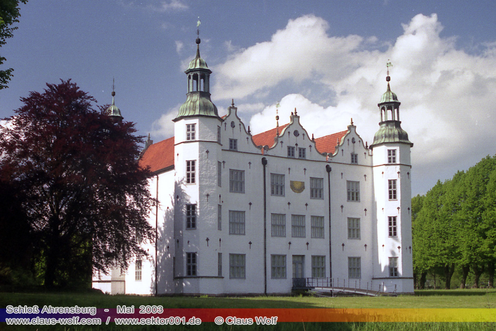 Das Schloss Ahrensburg befindet sich in der nach dem Schlossbezirk benannten Stadt Ahrensburg im s�dlichen Schleswig-Holstein, etwa 30 Kilometer nord�stlich des Hamburger Stadtzentrums Zitat: Wikipedia