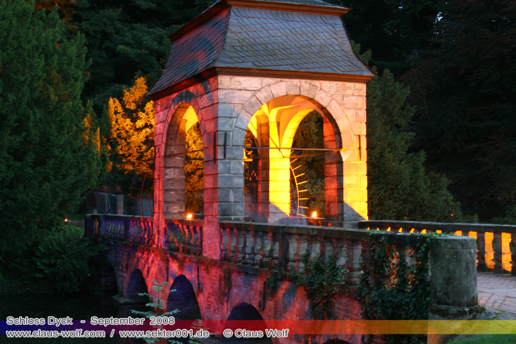 Das Schloss Dyck in J�chen ist eines der bedeutendsten Wasserschl�sser des Rheinlandes. Die Anlage besteht aus einer Hochburg und zwei Vorburgen, die von einem Wassergraben umgeben sind. Das Schloss verf�gt �ber ein dreifaches Grabensystem. Zitat: Wikipedia