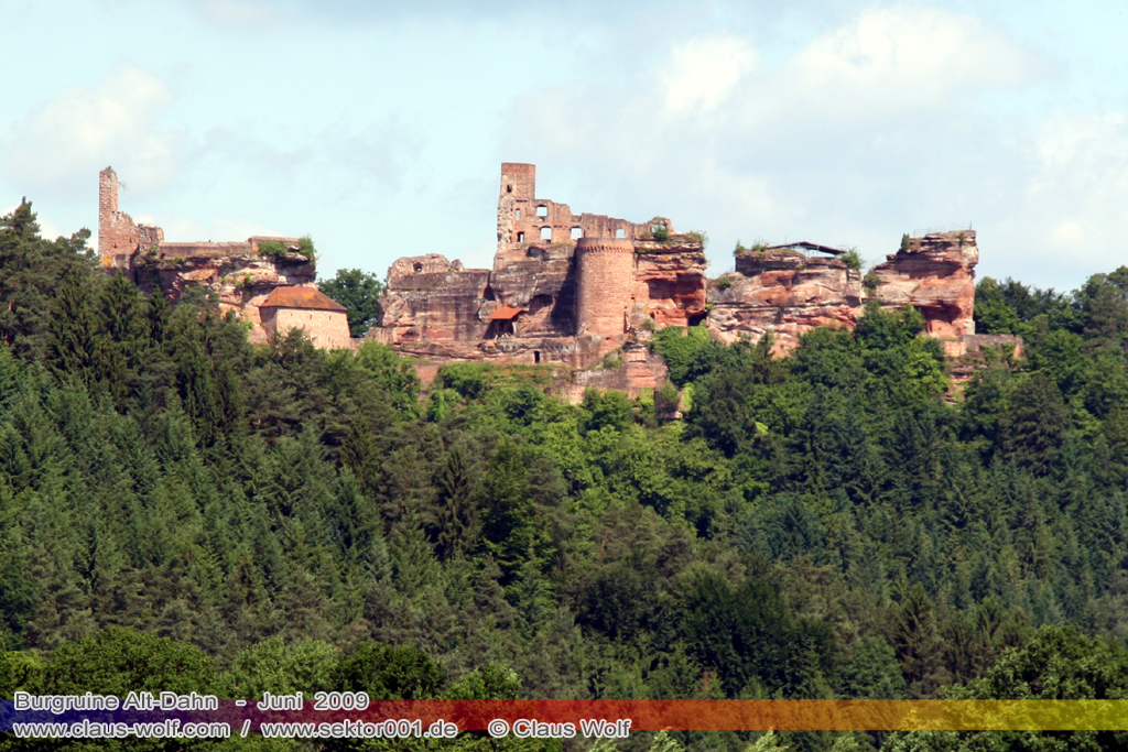 Die Burg Altdahn ist die Ruine einer Felsenburg im s�dlichen Pf�lzerwald, dem deutschen Teil des Wasgaus, knapp 1 km �stlich der rheinland-pf�lzischen Kleinstadt Dahn. Die Burg auf 337 m �. NHN geh�rt zur Dahner Burgengruppe, zu der noch die Burgen Grafendahn und Tanstein z�hlen. Die drei Burgen wurden zwar nicht gleichzeitig, aber direkt nebeneinander auf einem Bergr�cken errichtet.