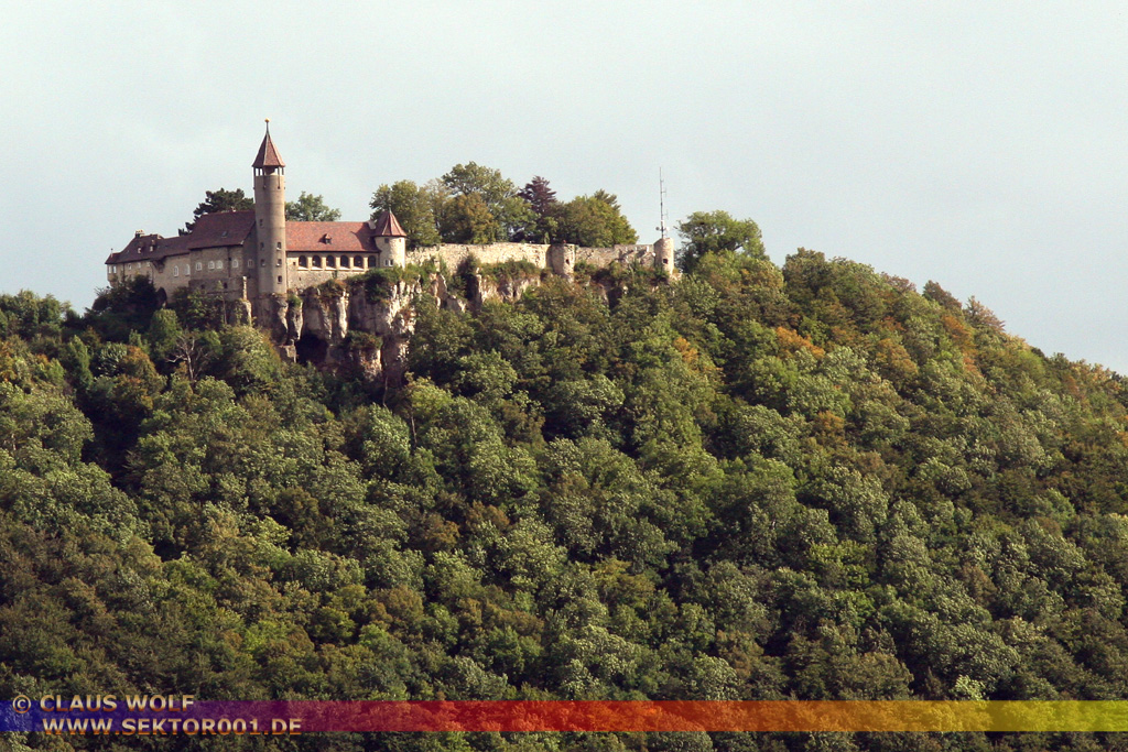 Die Burg Teck ist eine 773 Meter hoch gelegene Gipfelburg s�dlich der Stadt Kirchheim unter Teck in Baden-W�rttemberg. Ende des 19. Jahrhunderts wurde auf der mittelalterlichen Burgruine ein Aussichtsturm errichtet, dem im 20. Jahrhundert eine Veranstaltungshalle und ein Wanderheim des Schw�bischen Albvereins folgten.<br>Die Burg steht auf dem Teckberg am Albtrauf �ber dem Tal der Lauter, die in den Neckar flie�t. Sie geh�rt zur Gemarkung der Stadt Owen und grenzt an das Gemeindegebiet von Bissingen an der Teck. Beide geh�ren seit 1973 zum Landkreis Esslingen.<br>[https://de.wikipedia.org/wiki/Burg_Teck]