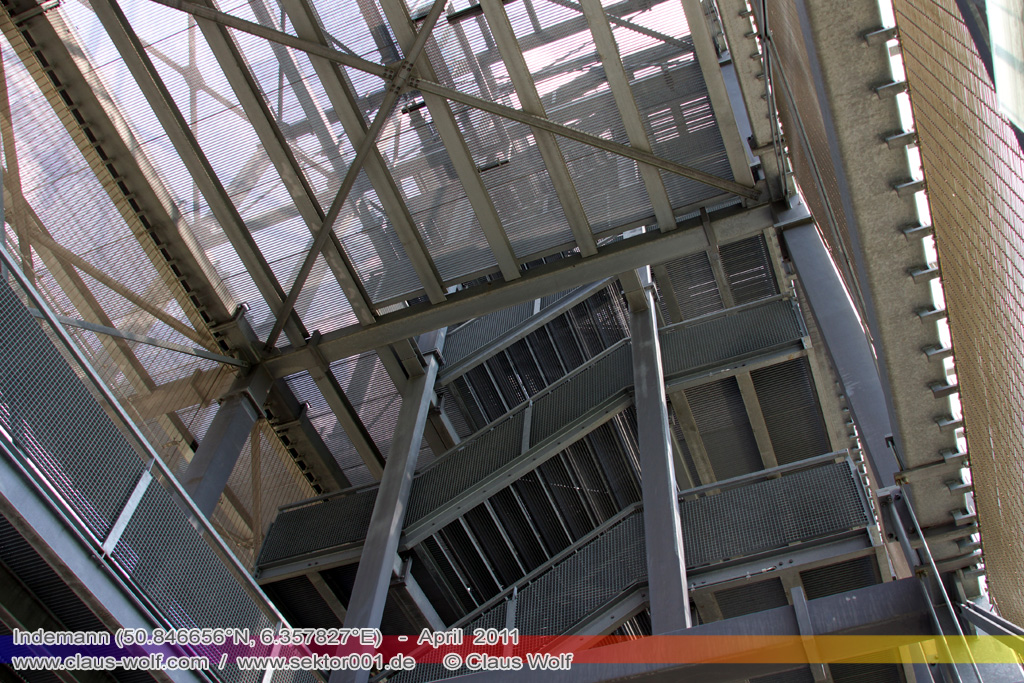 Der Indemann ist ein Aussichtsturm, der bei Lucherberg in der Gemeinde Inden im Kreis D�ren auf der Abraumhalde Goltsteinkuppe steht. Er wurde als Projekt im Rahmen der EuRegionale 2008 realisiert. Der Indemann ist eine 36 m hohe Konstruktion aus 280t Stahl mit 20.000 Einzelteilen. �ber 216 Stufen k�nnen die zw�lf verschiedenen Ebenen erreicht werden. Ein Aufzug f�hrt bis auf 24 m hinauf. Das Edelstahlgewebe, welches die Konstruktion umschlie�t, ist eine Gemeinschaftsproduktion der ag4 media facade GmbH, K�ln, und der D�rener Firma GKD Gebr�der Kufferath. 40.655 Leuchtdioden auf einer Fl�che von 1.470 m� lassen den Indemann bei Nacht zum leuchtenden Symbol des Indelandes werden.