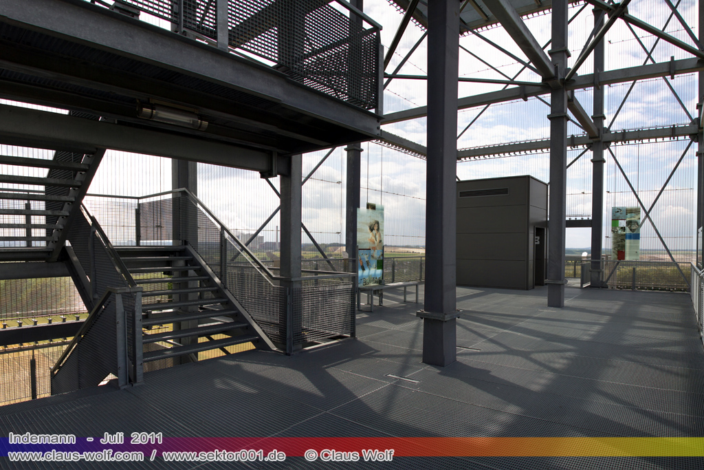 Der Indemann ist ein Aussichtsturm, der bei Lucherberg in der Gemeinde Inden im Kreis D�ren auf der Abraumhalde Goltsteinkuppe steht. Er wurde als Projekt im Rahmen der EuRegionale 2008 realisiert. Der Indemann ist eine 36 m hohe Konstruktion aus 280t Stahl mit 20.000 Einzelteilen. �ber 216 Stufen k�nnen die zw�lf verschiedenen Ebenen erreicht werden. Ein Aufzug f�hrt bis auf 24 m hinauf. Das Edelstahlgewebe, welches die Konstruktion umschlie�t, ist eine Gemeinschaftsproduktion der ag4 media facade GmbH, K�ln, und der D�rener Firma GKD Gebr�der Kufferath. 40.655 Leuchtdioden auf einer Fl�che von 1.470 m� lassen den Indemann bei Nacht zum leuchtenden Symbol des Indelandes werden.