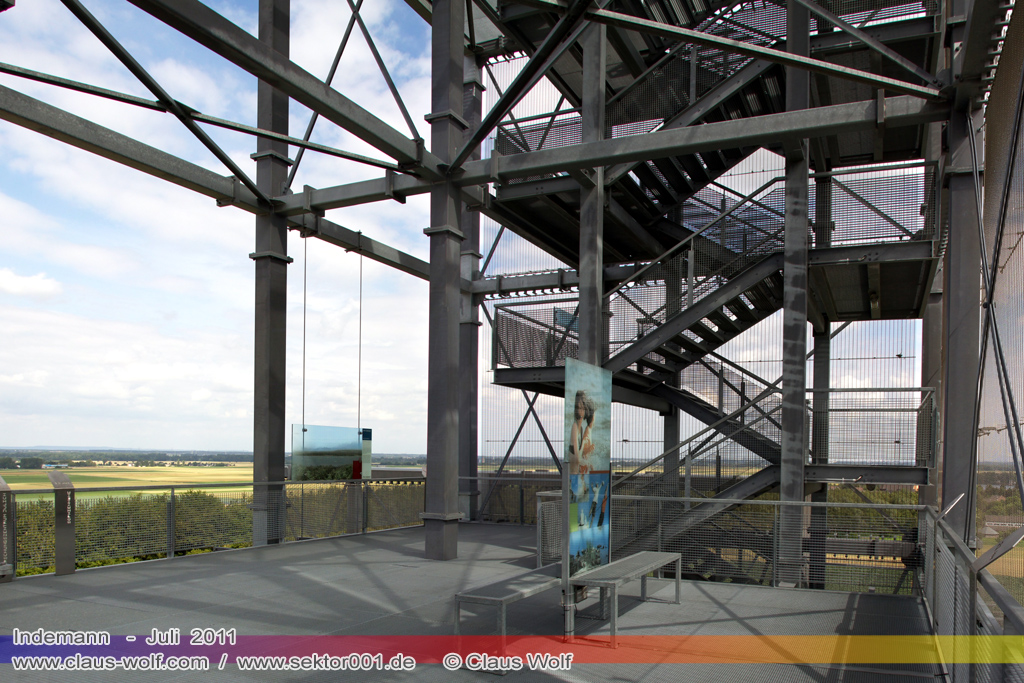 Der Indemann ist ein Aussichtsturm, der bei Lucherberg in der Gemeinde Inden im Kreis D�ren auf der Abraumhalde Goltsteinkuppe steht. Er wurde als Projekt im Rahmen der EuRegionale 2008 realisiert. Der Indemann ist eine 36 m hohe Konstruktion aus 280t Stahl mit 20.000 Einzelteilen. �ber 216 Stufen k�nnen die zw�lf verschiedenen Ebenen erreicht werden. Ein Aufzug f�hrt bis auf 24 m hinauf. Das Edelstahlgewebe, welches die Konstruktion umschlie�t, ist eine Gemeinschaftsproduktion der ag4 media facade GmbH, K�ln, und der D�rener Firma GKD Gebr�der Kufferath. 40.655 Leuchtdioden auf einer Fl�che von 1.470 m� lassen den Indemann bei Nacht zum leuchtenden Symbol des Indelandes werden.