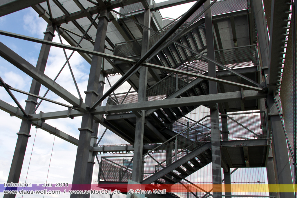 Der Indemann ist ein Aussichtsturm, der bei Lucherberg in der Gemeinde Inden im Kreis D�ren auf der Abraumhalde Goltsteinkuppe steht. Er wurde als Projekt im Rahmen der EuRegionale 2008 realisiert. Der Indemann ist eine 36 m hohe Konstruktion aus 280t Stahl mit 20.000 Einzelteilen. �ber 216 Stufen k�nnen die zw�lf verschiedenen Ebenen erreicht werden. Ein Aufzug f�hrt bis auf 24 m hinauf. Das Edelstahlgewebe, welches die Konstruktion umschlie�t, ist eine Gemeinschaftsproduktion der ag4 media facade GmbH, K�ln, und der D�rener Firma GKD Gebr�der Kufferath. 40.655 Leuchtdioden auf einer Fl�che von 1.470 m� lassen den Indemann bei Nacht zum leuchtenden Symbol des Indelandes werden.