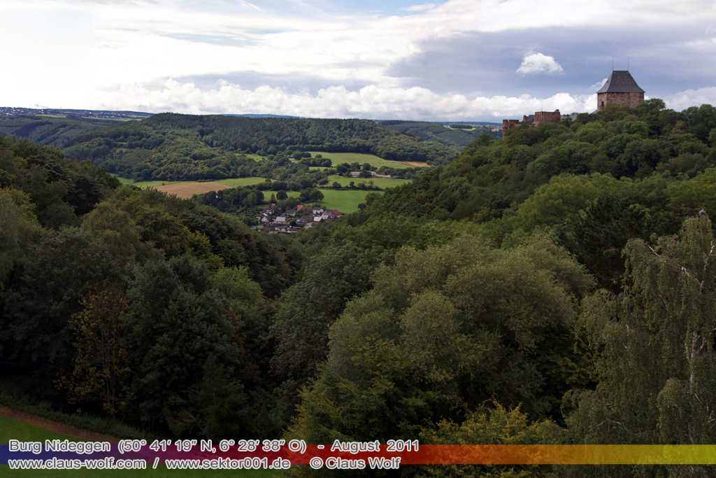 Die Ruine der Burg Nideggen ist Wahrzeichen der Stadt Nideggen und befindet sich im Besitz des Kreises D�ren. Die rechteckige H�henburg war Sitz der m�chtigen Grafen und Herz�ge von J�lich und besa� im Mittelalter den Ruf, uneinnehmbar zu sein. Die Burg befindet sich in der Nordeifel im Naturpark Hohes Venn-Eifel. In der Gemarkung Nideggen steht sie westlich der Kernstadt auf einem nach Westen gerichteten Felssporn (330 m �. NHN) oberhalb der Rur. [https://de.wikipedia.org/wiki/Burg_Nideggen]