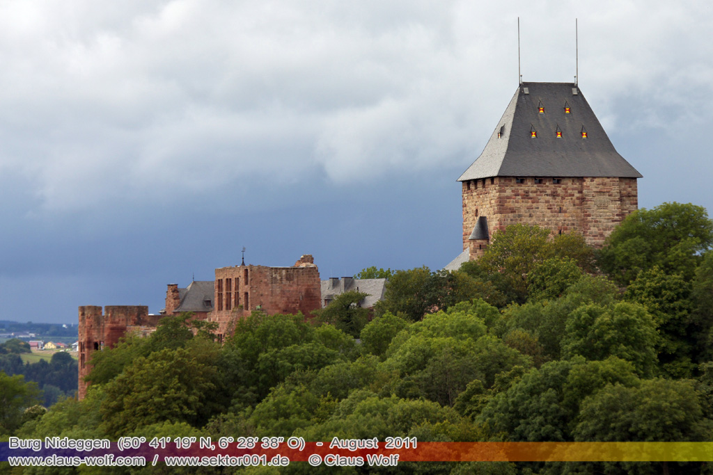Die Ruine der Burg Nideggen ist Wahrzeichen der Stadt Nideggen und befindet sich im Besitz des Kreises D�ren. Die rechteckige H�henburg war Sitz der m�chtigen Grafen und Herz�ge von J�lich und besa� im Mittelalter den Ruf, uneinnehmbar zu sein. Die Burg befindet sich in der Nordeifel im Naturpark Hohes Venn-Eifel. In der Gemarkung Nideggen steht sie westlich der Kernstadt auf einem nach Westen gerichteten Felssporn (330 m �. NHN) oberhalb der Rur. [https://de.wikipedia.org/wiki/Burg_Nideggen]