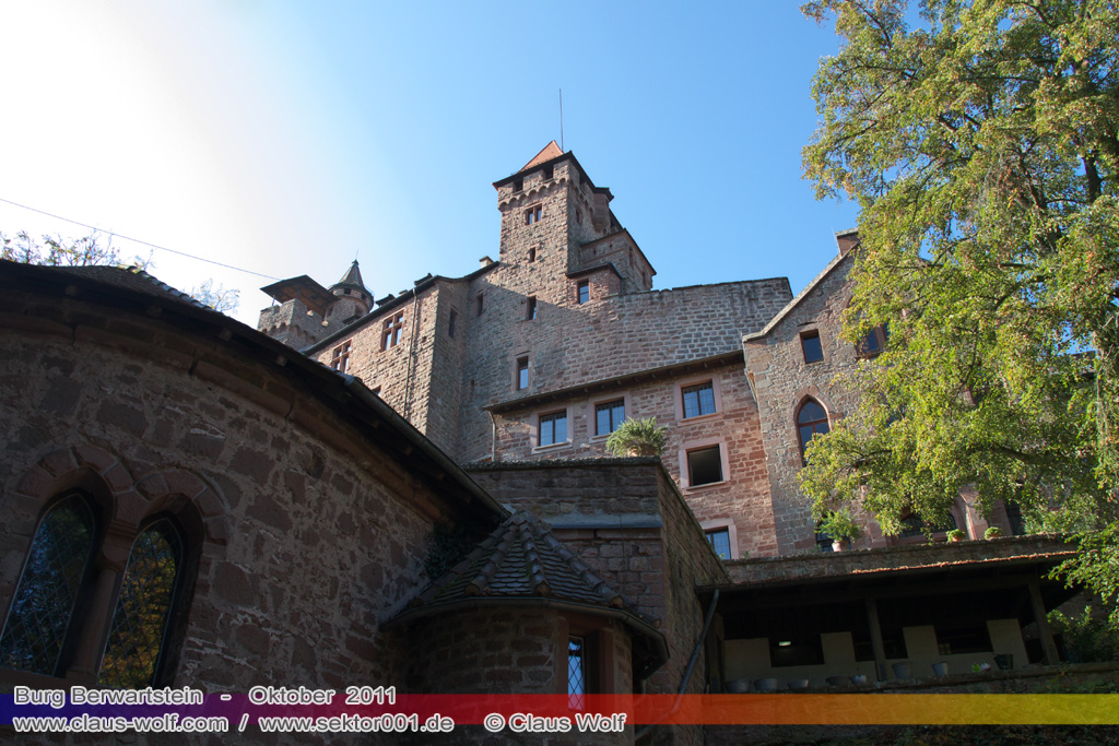 Der Berwartstein, stets mit Artikel und auch (hochdeutsch) B�rbelstein oder (pf�lzisch) B�rwelstein genannt, ist eine mittelalterliche Felsenburg im s�dlichen Pf�lzerwald, dem deutschen Teil des Wasgaus, im Landkreis S�dwestpfalz (Rheinland-Pfalz). Die Burg wurde 300 Jahre nach ihrer Zerst�rung durch Blitzschlag wieder aufgebaut und ist als einzige im Wasgau noch bewohnt. Zum Berwartstein geh�rte fr�her das nahegelegene Vorwerk Klein-Frankreich.[https://de.wikipedia.org/wiki/Burg_Berwartstein].