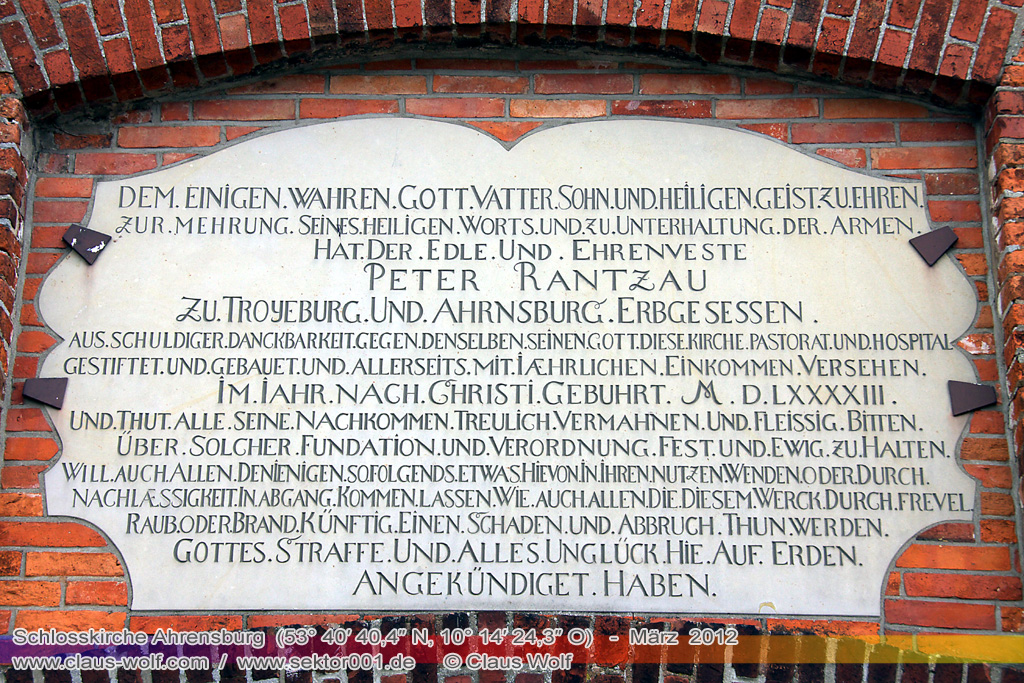Das Gotteshaus wurde in den Jahren 1594 bis 1596 unter Peter Rantzau als Gutskapelle und Grabst�tte errichtet und seinem Namenspatron, dem heiligen Apostel Petrus gewidmet. Es ersetzte einen kleineren Vorg�ngerbau auf dem dortigen Gemeindefriedhof. Urspr�nglich Woldenhorner Kirche genannt, wird das Bauwerk erst seit dem 19. Jahrhundert als Schlosskirche bezeichnet. Die Kirche dient heute als evangelisch-lutherische Gemeindekirche der Stadt Ahrensburg.
