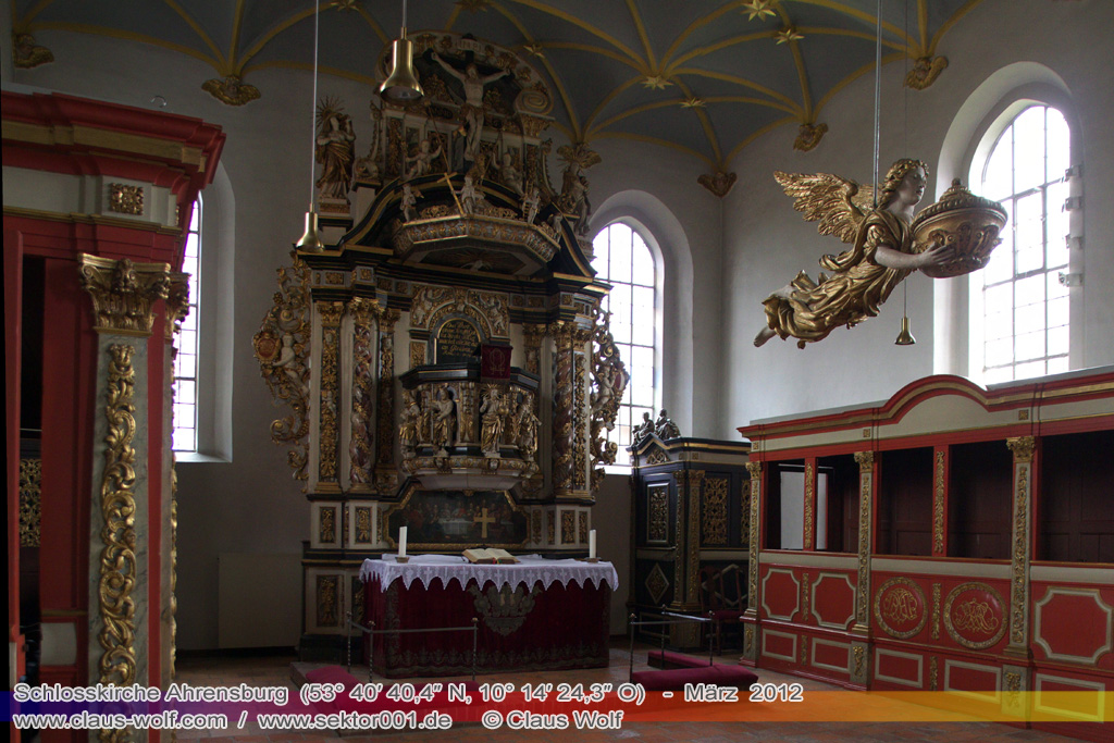 Das Gotteshaus wurde in den Jahren 1594 bis 1596 unter Peter Rantzau als Gutskapelle und Grabst�tte errichtet und seinem Namenspatron, dem heiligen Apostel Petrus gewidmet. Es ersetzte einen kleineren Vorg�ngerbau auf dem dortigen Gemeindefriedhof. Urspr�nglich Woldenhorner Kirche genannt, wird das Bauwerk erst seit dem 19. Jahrhundert als Schlosskirche bezeichnet. Die Kirche dient heute als evangelisch-lutherische Gemeindekirche der Stadt Ahrensburg.