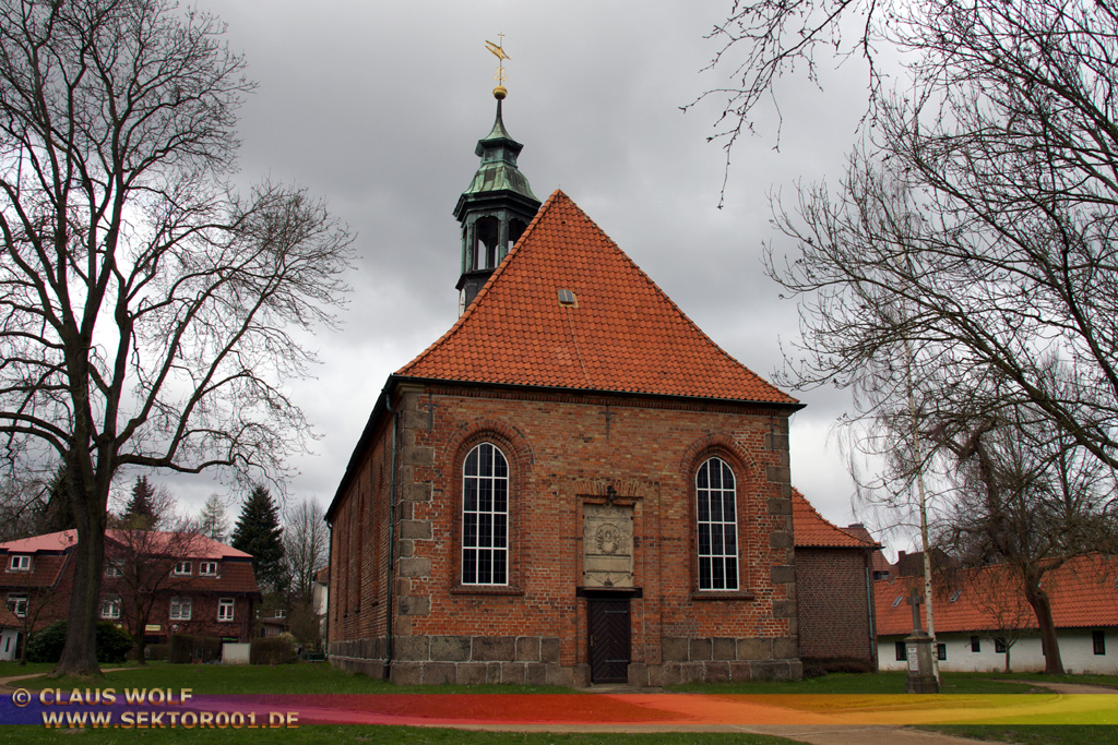 Das Gotteshaus wurde in den Jahren 1594 bis 1596 unter Peter Rantzau als Gutskapelle und Grabst�tte errichtet und seinem Namenspatron, dem heiligen Apostel Petrus gewidmet. Es ersetzte einen kleineren Vorg�ngerbau auf dem dortigen Gemeindefriedhof. Urspr�nglich Woldenhorner Kirche genannt, wird das Bauwerk erst seit dem 19. Jahrhundert als Schlosskirche bezeichnet. Die Kirche dient heute als evangelisch-lutherische Gemeindekirche der Stadt Ahrensburg.