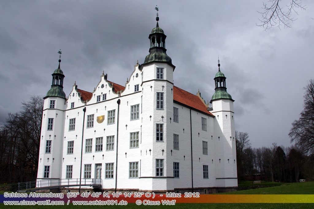 Das Schloss Ahrensburg befindet sich in der nach dem Schlossbezirk benannten Stadt Ahrensburg im s�dlichen Schleswig-Holstein, etwa 30 Kilometer nord�stlich des Hamburger Stadtzentrums Zitat: Wikipedia