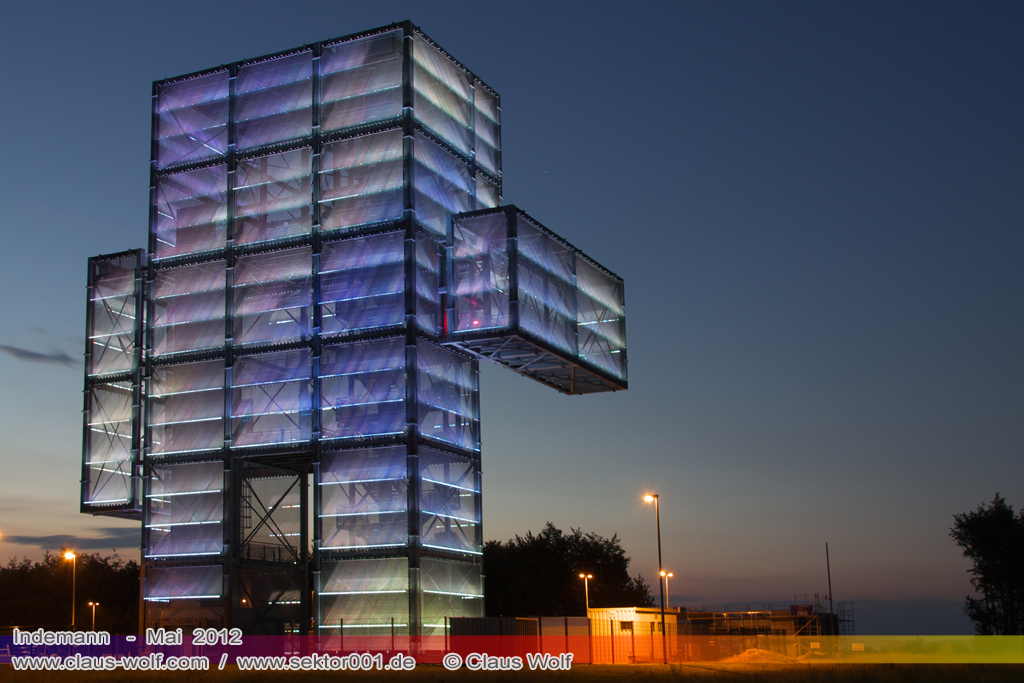 Der Indemann ist ein Aussichtsturm, der bei Lucherberg in der Gemeinde Inden im Kreis D�ren auf der Abraumhalde Goltsteinkuppe steht. Er wurde als Projekt im Rahmen der EuRegionale 2008 realisiert. Der Indemann ist eine 36 m hohe Konstruktion aus 280t Stahl mit 20.000 Einzelteilen. �ber 216 Stufen k�nnen die zw�lf verschiedenen Ebenen erreicht werden. Ein Aufzug f�hrt bis auf 24 m hinauf. Das Edelstahlgewebe, welches die Konstruktion umschlie�t, ist eine Gemeinschaftsproduktion der ag4 media facade GmbH, K�ln, und der D�rener Firma GKD Gebr�der Kufferath. 40.655 Leuchtdioden auf einer Fl�che von 1.470 m� lassen den Indemann bei Nacht zum leuchtenden Symbol des Indelandes werden.