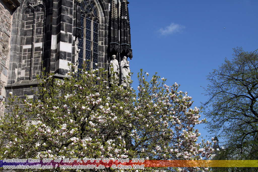 Der Aachener Dom, auch Aachener M�nster oder Aachener Kaiserdom, ist die Bischofskirche des Bistums Aachen und das �lteste Wahrzeichen der Stadt Aachen. Patronin der Kathedrale ist die Gottesmutter Maria. Der heutige Dom besteht aus mehreren Teilbauten, deren jeweilige Entstehungszeiten die Epochen des Fr�hmittelalters bis hin zur Neuzeit umfassen: Das karolingische Oktogon, ehemals die Pfalzkapelle der Aachener K�nigspfalz, ist das bedeutsamste architektonische Beispiel f�r die karolingische Renaissance. Karl der Gro�e lie� den Zentralbau und das Westwerk gegen Ende des achten Jahrhunderts als Kern seiner Pfalzanlage errichten; die Grundsteinlegung erfolgte 796. Die karolingische Pfalzkirche ist umgeben von mehreren Anbauten aus sp�terer Zeit, darunter die gotische Chorhalle im Osten und der vielgestaltige Kapellenkranz.