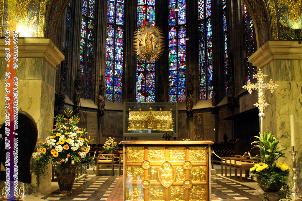 Der Aachener Dom, auch Aachener M�nster oder Aachener Kaiserdom, ist die Bischofskirche des Bistums Aachen und das �lteste Wahrzeichen der Stadt Aachen. Patronin der Kathedrale ist die Gottesmutter Maria. Der heutige Dom besteht aus mehreren Teilbauten, deren jeweilige Entstehungszeiten die Epochen des Fr�hmittelalters bis hin zur Neuzeit umfassen: Das karolingische Oktogon, ehemals die Pfalzkapelle der Aachener K�nigspfalz, ist das bedeutsamste architektonische Beispiel f�r die karolingische Renaissance. Karl der Gro�e lie� den Zentralbau und das Westwerk gegen Ende des achten Jahrhunderts als Kern seiner Pfalzanlage errichten; die Grundsteinlegung erfolgte 796. Die karolingische Pfalzkirche ist umgeben von mehreren Anbauten aus sp�terer Zeit, darunter die gotische Chorhalle im Osten und der vielgestaltige Kapellenkranz.