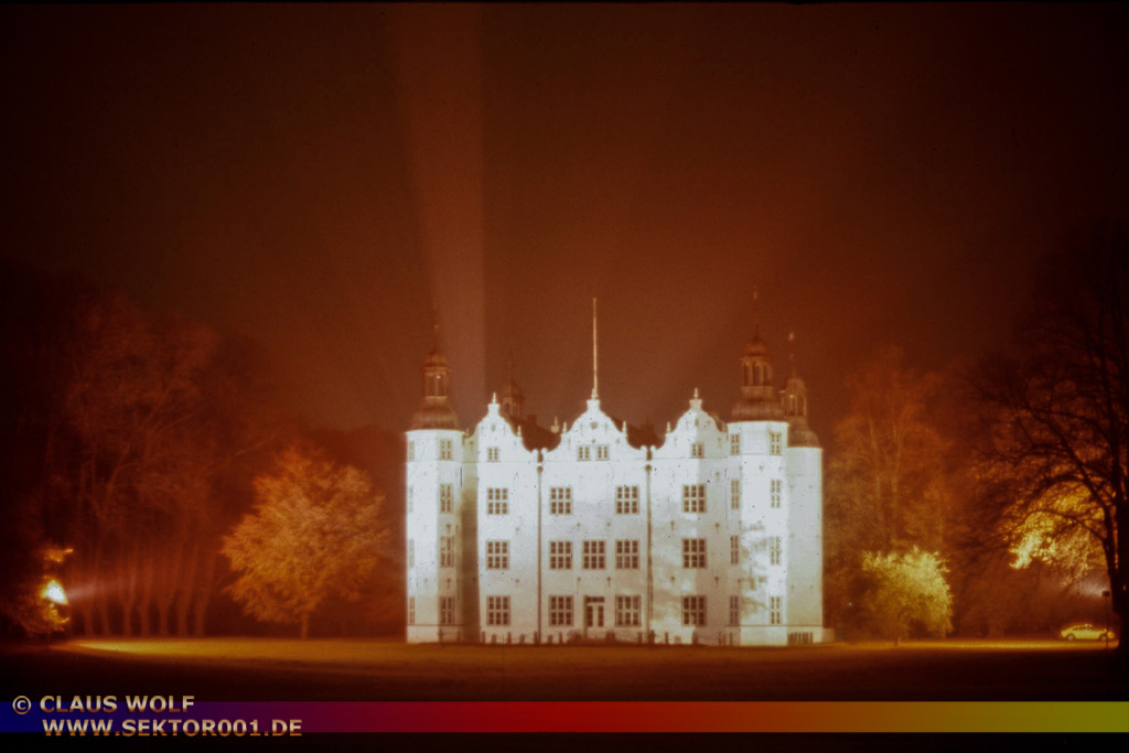 Das Schloss Ahrensburg befindet sich in der nach dem Schlossbezirk benannten Stadt Ahrensburg im s�dlichen Schleswig-Holstein, etwa 30 Kilometer nord�stlich des Hamburger Stadtzentrums Zitat: Wikipedia