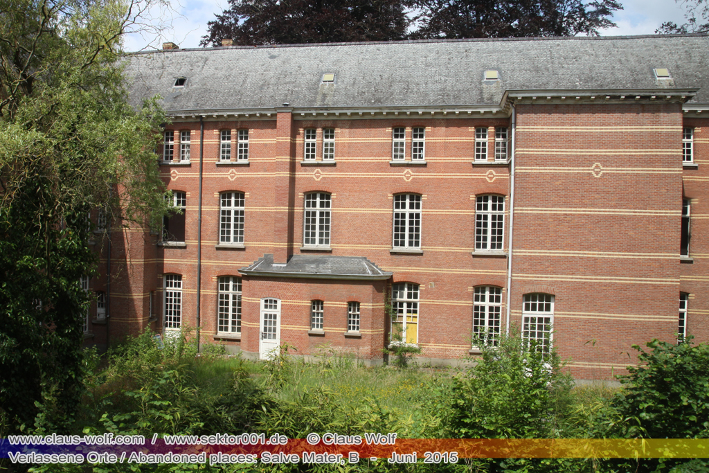 Salve Mater war eine psychiatrische Klinik f�r Frauen im "Groot Park" bei Leuven unweit von Br�ssel. Einst geh�rte das weitl�ufige Anwesen der Familie Spoelberch. Das 1750 errichtete Schloss der Familie ziert noch heute das Zentrum des Parks. Einer der Nachfahren der Familie � Maximilian de Spoelberch, der zwischen 1834 und 1873 B�rgermeister der Stadt Leuven war � hatte eine gro�e Vorliebe f�r Dendrologie. Insofern erweiterte er st�ndig das Anwesen durch Zukauf weiterer Grundst�cke und pflanzte im Park etliche exotische B�ume. Als Maximilian de Spoelberch das Zeitliche segnete hinterlie� er den gesamten Besitz seinen Sohn Charles. Ungl�cklicherweise verstarb dieser 1907 wenige Jahre nachdem er seine Erbschaft antrat, ohne selbst einen Erben zu hinterlassen. Die einzige Erbin, eine entfernte Cousine, schenkte 1915 das Anwesen der Katholischen Universit�t von Leuven. Diese wiederum gab das Geschenk an die "Schwestern der N�chstenliebe" von Gent weiter, die dort eine psychiatrische Klinik errichteten.