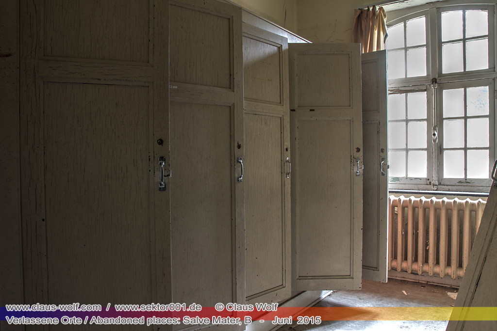 Salve Mater war eine psychiatrische Klinik f�r Frauen im "Groot Park" bei Leuven unweit von Br�ssel. Einst geh�rte das weitl�ufige Anwesen der Familie Spoelberch. Das 1750 errichtete Schloss der Familie ziert noch heute das Zentrum des Parks. Einer der Nachfahren der Familie � Maximilian de Spoelberch, der zwischen 1834 und 1873 B�rgermeister der Stadt Leuven war � hatte eine gro�e Vorliebe f�r Dendrologie. Insofern erweiterte er st�ndig das Anwesen durch Zukauf weiterer Grundst�cke und pflanzte im Park etliche exotische B�ume. Als Maximilian de Spoelberch das Zeitliche segnete hinterlie� er den gesamten Besitz seinen Sohn Charles. Ungl�cklicherweise verstarb dieser 1907 wenige Jahre nachdem er seine Erbschaft antrat, ohne selbst einen Erben zu hinterlassen. Die einzige Erbin, eine entfernte Cousine, schenkte 1915 das Anwesen der Katholischen Universit�t von Leuven. Diese wiederum gab das Geschenk an die "Schwestern der N�chstenliebe" von Gent weiter, die dort eine psychiatrische Klinik errichteten.