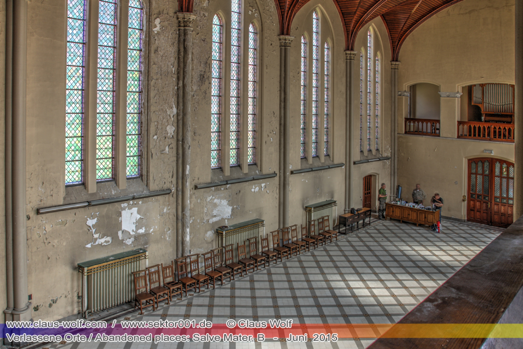 Salve Mater war eine psychiatrische Klinik f�r Frauen im "Groot Park" bei Leuven unweit von Br�ssel. Einst geh�rte das weitl�ufige Anwesen der Familie Spoelberch. Das 1750 errichtete Schloss der Familie ziert noch heute das Zentrum des Parks. Einer der Nachfahren der Familie � Maximilian de Spoelberch, der zwischen 1834 und 1873 B�rgermeister der Stadt Leuven war � hatte eine gro�e Vorliebe f�r Dendrologie. Insofern erweiterte er st�ndig das Anwesen durch Zukauf weiterer Grundst�cke und pflanzte im Park etliche exotische B�ume. Als Maximilian de Spoelberch das Zeitliche segnete hinterlie� er den gesamten Besitz seinen Sohn Charles. Ungl�cklicherweise verstarb dieser 1907 wenige Jahre nachdem er seine Erbschaft antrat, ohne selbst einen Erben zu hinterlassen. Die einzige Erbin, eine entfernte Cousine, schenkte 1915 das Anwesen der Katholischen Universit�t von Leuven. Diese wiederum gab das Geschenk an die "Schwestern der N�chstenliebe" von Gent weiter, die dort eine psychiatrische Klinik errichteten.