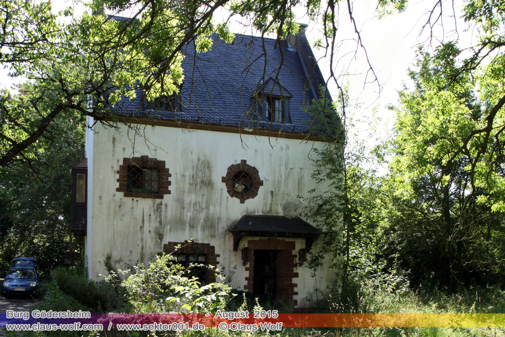 Die Burg G&ouml;dersheim ist die Ruine einer sp&auml;tgotischen Wasserburg wenige Kilometer von Wollersheim entfernt, einem Stadtteil von Nideggen im nordrhein-westf&auml;lischen Kreis D&uuml;ren. Sie befindet sich im Tal des Neffelbaches und steht seit dem 22. Oktober 1993 unter Denkmalschutz. &nbsp; Als mit dem Tod Regine Petronellas von Merode die Familienlinie 1826 erlosch, kam die Burg G&ouml;dersheim � ebenso wie die Burg J&uuml;ngersdorf � per Erbschaft an die Familie des D&uuml;sseldorfer Rentmeisters Graef, dessen Erben den Besitz in mehreren Teilen verkauften. Die Burg erwarb die Familie Meiss aus Wollersheim. Einige ihrer Mitglieder bewohnten das Burghaus noch bis zum Jahr 1865, dann verfiel die Anlage allm&auml;hlich und wurde zur Ruine. &nbsp; Um die Ruine stand von 1959 bis in das 21. Jahrhundert eine Au�enstelle der Rheinischen Kliniken D&uuml;ren. Eigent&uuml;mer der Burgruine und des umliegenden Gel&auml;ndes ist der Landschaftsverband Rheinland.