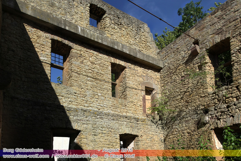 Die Burg G&ouml;dersheim ist die Ruine einer sp&auml;tgotischen Wasserburg wenige Kilometer von Wollersheim entfernt, einem Stadtteil von Nideggen im nordrhein-westf&auml;lischen Kreis D&uuml;ren. Sie befindet sich im Tal des Neffelbaches und steht seit dem 22. Oktober 1993 unter Denkmalschutz. &nbsp; Als mit dem Tod Regine Petronellas von Merode die Familienlinie 1826 erlosch, kam die Burg G&ouml;dersheim � ebenso wie die Burg J&uuml;ngersdorf � per Erbschaft an die Familie des D&uuml;sseldorfer Rentmeisters Graef, dessen Erben den Besitz in mehreren Teilen verkauften. Die Burg erwarb die Familie Meiss aus Wollersheim. Einige ihrer Mitglieder bewohnten das Burghaus noch bis zum Jahr 1865, dann verfiel die Anlage allm&auml;hlich und wurde zur Ruine. &nbsp; Um die Ruine stand von 1959 bis in das 21. Jahrhundert eine Au�enstelle der Rheinischen Kliniken D&uuml;ren. Eigent&uuml;mer der Burgruine und des umliegenden Gel&auml;ndes ist der Landschaftsverband Rheinland.
