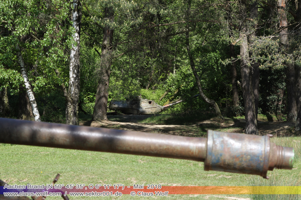 Infanterie-Kampfpanzer (IKPz) M 41 Walker Bulldog, im Hintergrund: Kampfpanzer (KPz) M 47 Patton