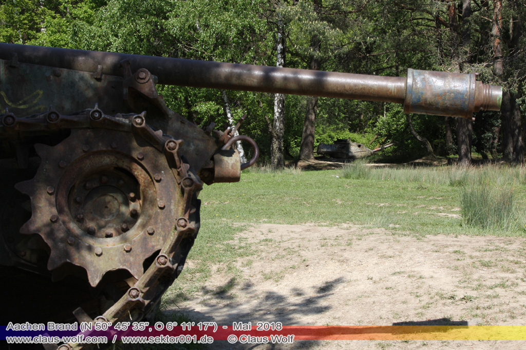 Infanterie-Kampfpanzer (IKPz) M 41 Walker Bulldog, im Hintergrund: Kampfpanzer (KPz) M 47 Patton