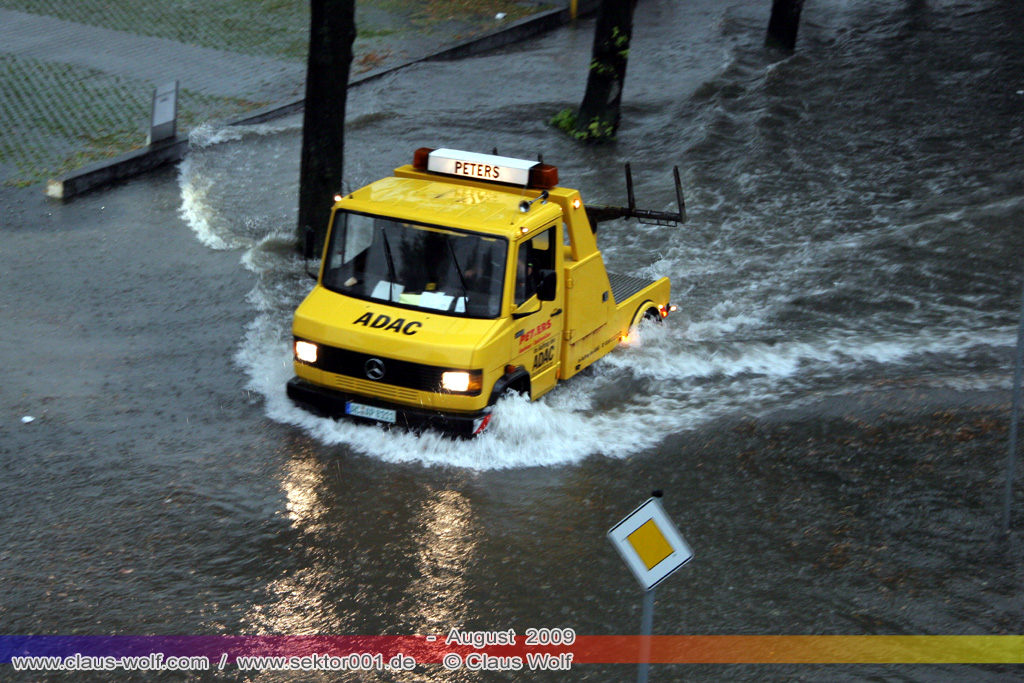 ... &Uuml;berflutete Stra&szlig;en