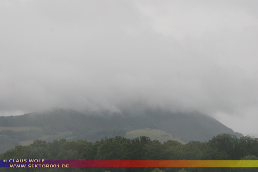 Tiefh&auml;ngende Regenwolken verbergen die Burgruine Teck