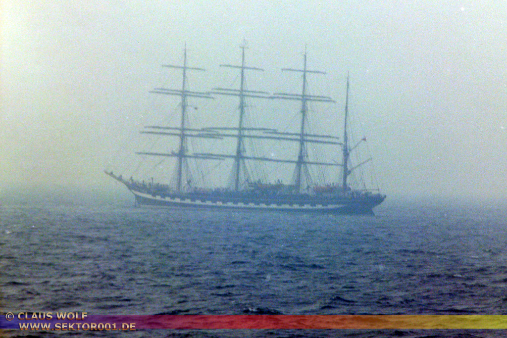 Die 4-Mast Bark Kruzenshtern taucht aus dem Nebel auf