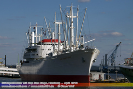305 - Die Cap San Diego ist ein St�ckgutschiff, das als Museumsschiff an der �berseebr�cke im Hamburger Hafen liegt. Das 1961 gebaute Schiff wurde im Liniendienst mit S�damerika eingesetzt. Wie die meisten Linienfrachter in diesem Fahrtgebiet, wurde es ab den 1980er-Jahren mehr und mehr von Containerschiffen verdr�ngt.