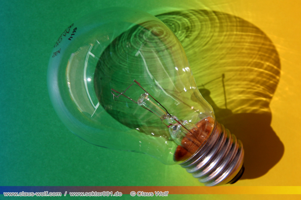 TableTop, Still-Life Studio - Ungew&ouml;hnliche Sicht auf Dinge des T&auml;glichen Lebens: Gl&uuml;hlampe