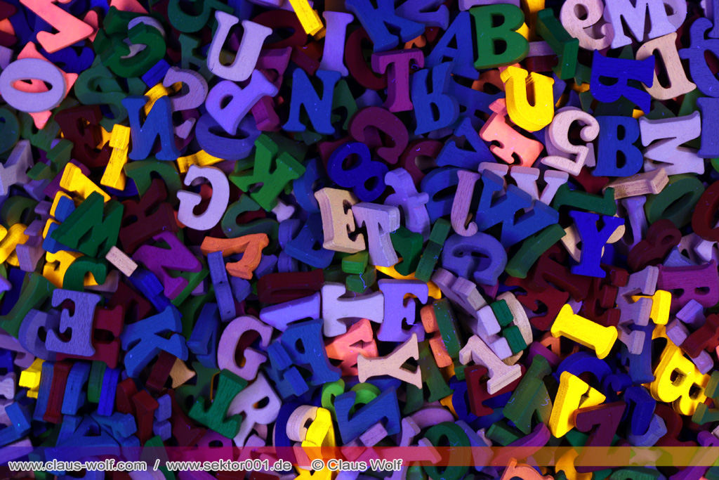 TableTop, Still-Life Studio - &nbsp;: Holzbuchstaben - UV-Licht 254nm Beleuchtung